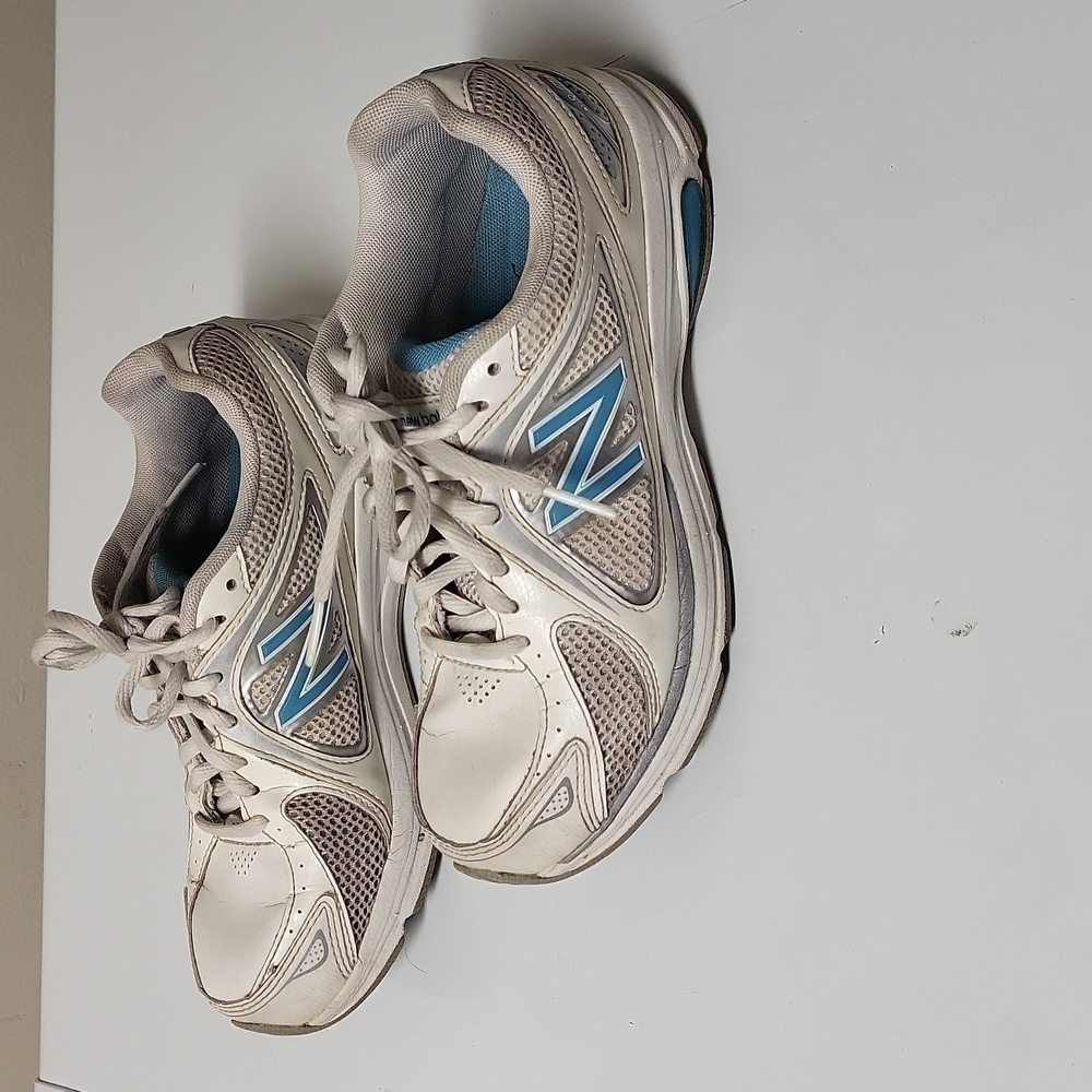 New Balance 847  white and blue color in size US6.